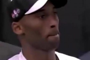 09年NBA西部冠军的颁奖仪式，湖人全队面无表情，神情凝重
