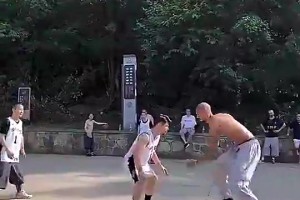 文班去年休赛期光着膀子在少林寺打球，这身体谁看了不震撼