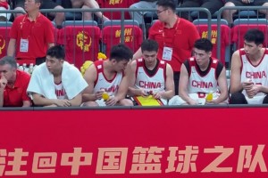 赵继伟不闲着 休息时间拿板跟王俊杰讲解 助其融入球队